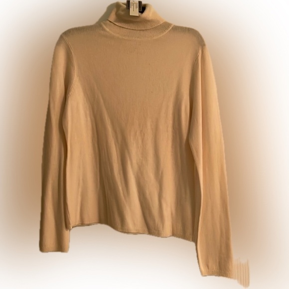 In Cashmere turtle neck sweater- NWT/ Cream - Picture 1 of 3